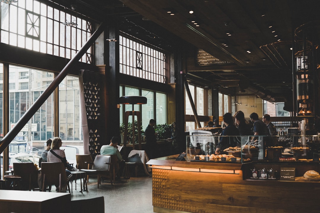配图